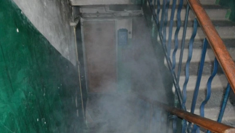 Мусор загорелся в жилом доме Корсакова