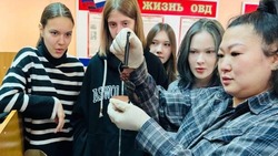 Экскурсия в полицию: корсаковские школьники познакомились с работой правоохранительных органов