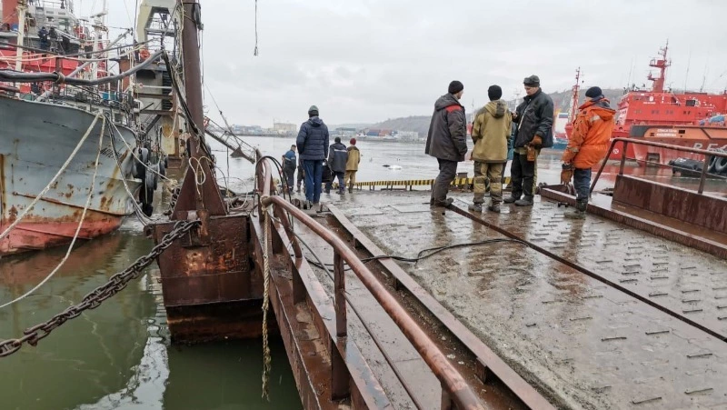 Водолазы Морспасслужбы оценят состояние затонувшего причала в порту Корсакова