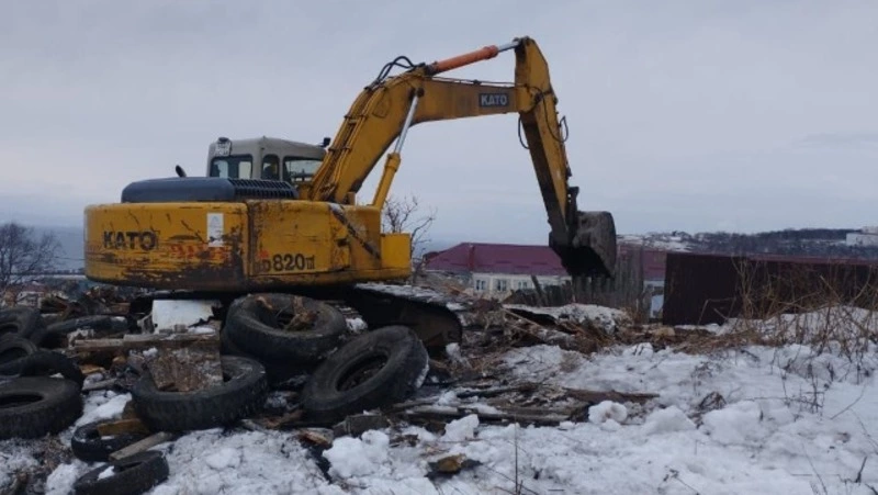 В Корсакове продолжают сносить незаконные постройки и заброшенные гаражи
