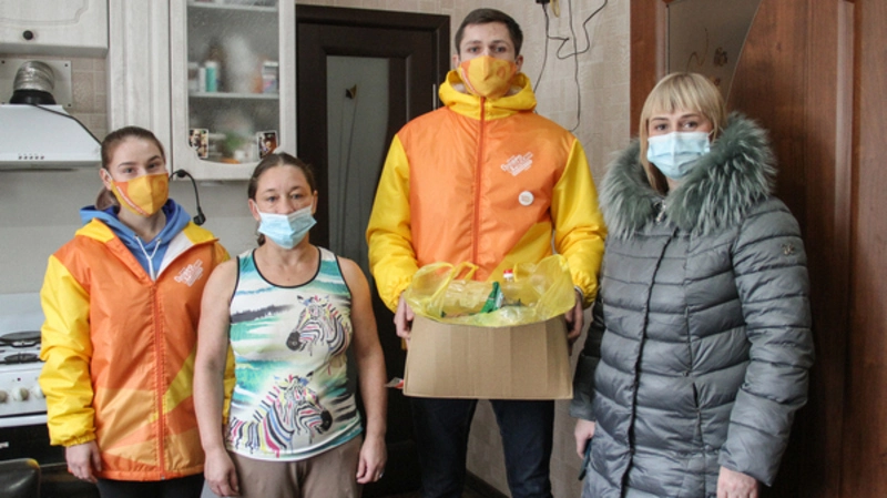 #МыВместе: Корсаковские волонтеры помогают жителям в период самоизоляции