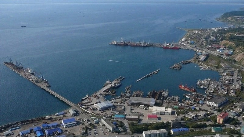 Порт Корсакова работал ночью, чтобы ускорить загрузку и выгрузку после непогоды