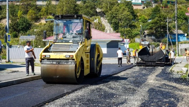 На улице Толстого в Корсакове начались долгожданные работы по асфальтированию