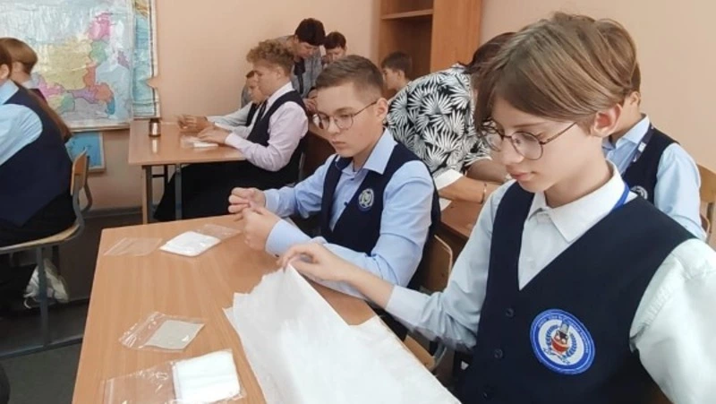 «Серебряные» волонтеры Корсакова научили школьников плести антидроновые сети и делать сухие души 