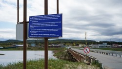 Наталия Куприна проверила состояние моста в селе Охотском