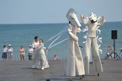 Пляж «Охота» превратился в волшебный «Белый лес»