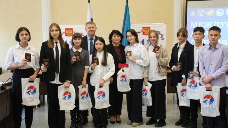 Девять юных корсаковцев получили паспорта в день конституции