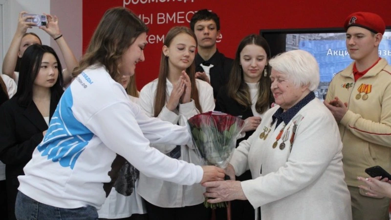 Школьники встретились с бывшей жительницей блокадного Ленинграда