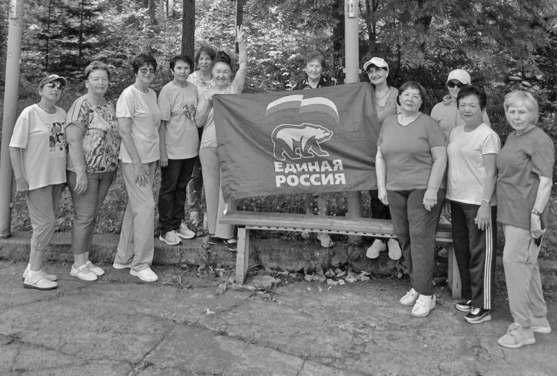 В Корсаковском парке прошло физкультурное занятие для старшего поколения