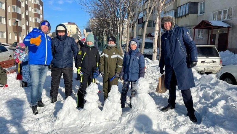 Очередной конкурс снеговиков провели корсаковские единороссы