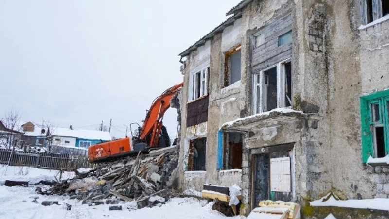 Более 70 расселенных аварийных домов снесли в Корсакове