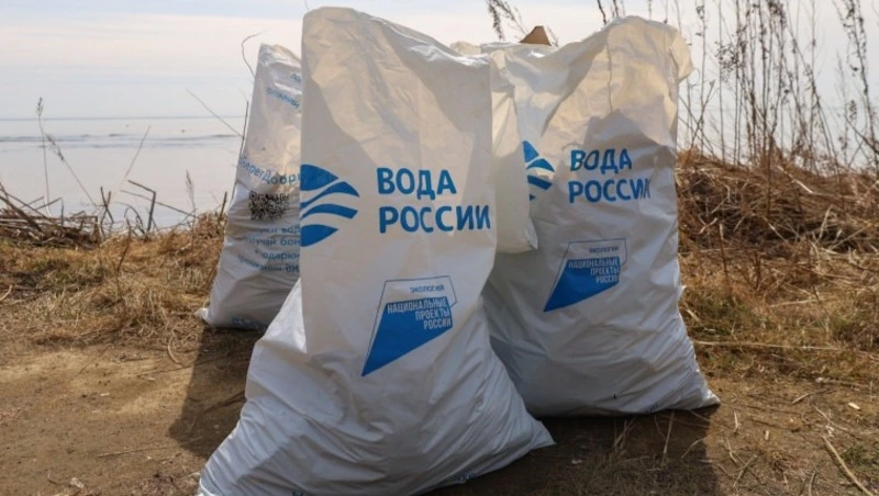 В Корсакове очистили побережье на улице Свердлова в рамках акции «Вода России»