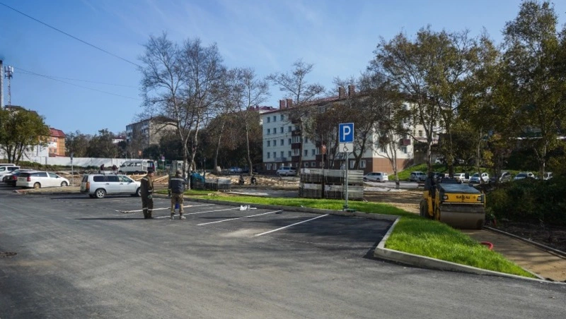 Строительство сквера по улице Краснофлотской в Корсакове близится к завершению