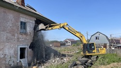 В Корсакове демонтировали аварийный дом на ул. Толстого, 105