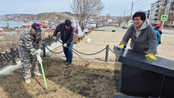 Корсаковские пенсионеры навели порядок у памятного мемориала «Гора печали»