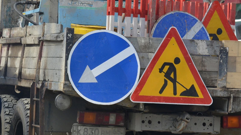 В корсакове Активными темпами выполняются работы по содержанию дорожной сети