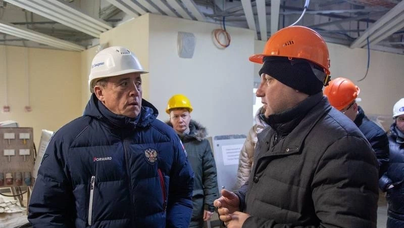 О ходе строительства медицинского центра доложили губернатору Сахалинской области