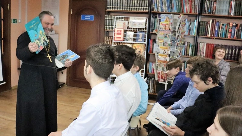 Школьники из Корсакова поговорили со священником о книгах и вечных ценностях