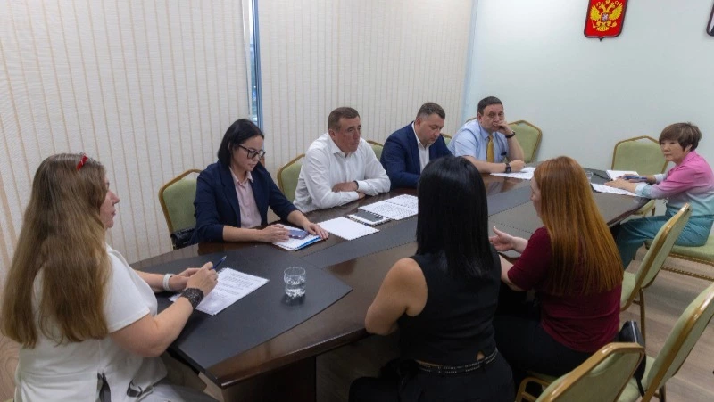 Губернатор Сахалинской области встретился с "проводниками здоровья" и пациентами