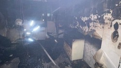 В Корсакове ликвидировано возгорание в заброшенном строении