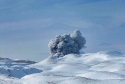 Выбросы пепла на вулкане Эбеко зимой: красивые фотографии с Курильских островов
