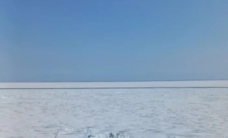 Рыбаки со снегоходами остались на оторванной льдине в заливе Мордвинова на Сахалине