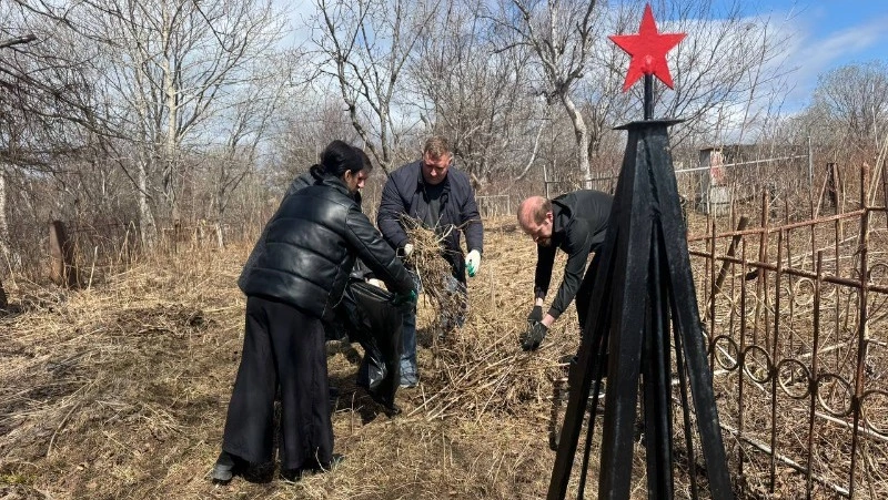 В Корсакове прошёл День заботы о памятниках: «Океан» навёл порядок на старом кладбище