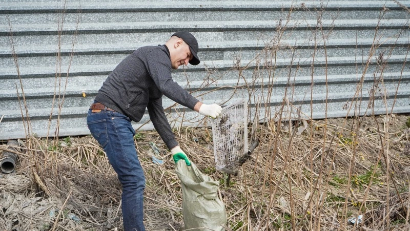 Жители вместе с мэром сделали уборку на улицах Корсакова
