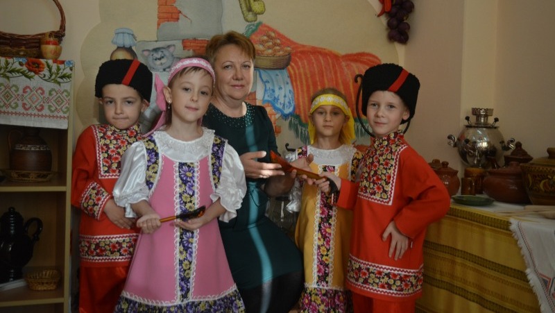 В «Аленьком цветочке» приобщают детей к народным традициям