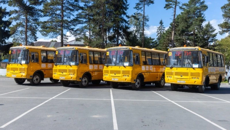 Школы острова Кунашир получили четыре автобуса для перевозки учеников