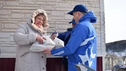 В Корсакове волонтеры начали раздавать свежемороженую навагу семьям мобилизованных