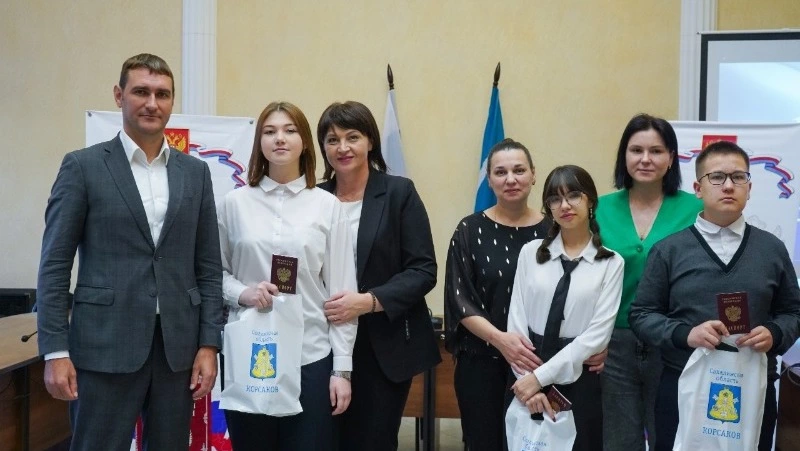 В День Конституции мэр вручил паспорта молодым жителям Корсакова
