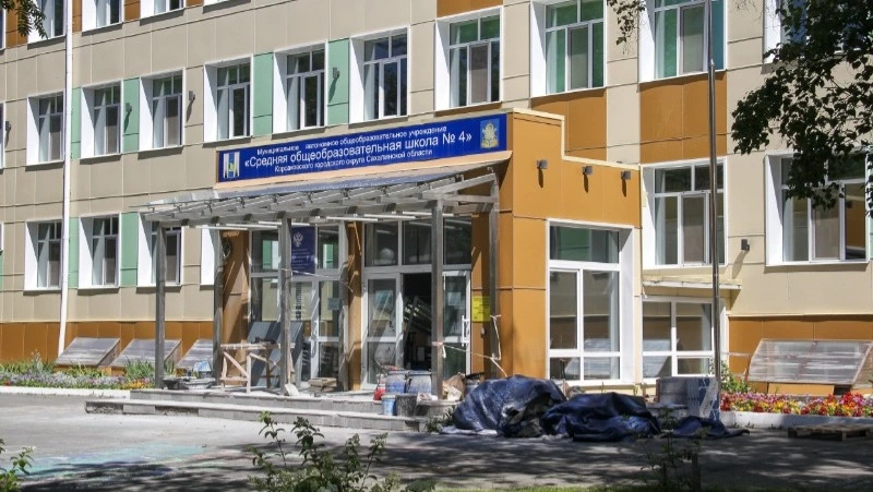 В Корсаковском районе проверили ход капитального ремонта школ