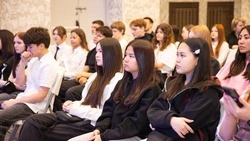 Школьникам Корсакова рассказали о муниципальной службе с помощью проекта «Молодежь в деле»