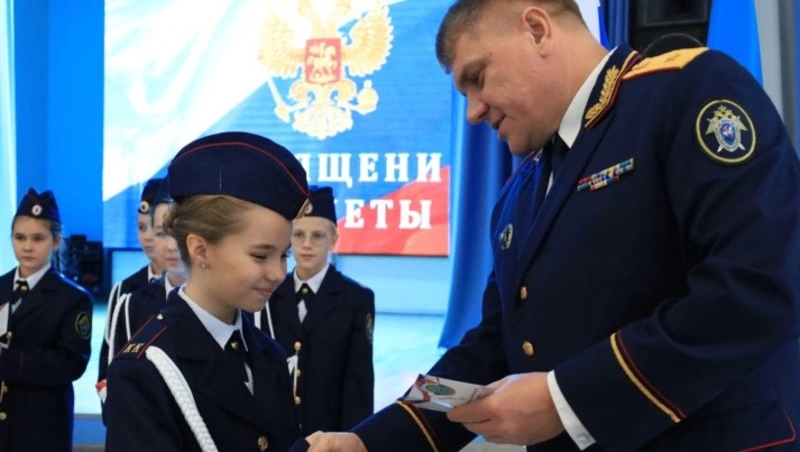 Пятиклассников школы № 6 Корсакова посвятили в кадеты Следственного комитета России