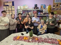 Творческое Рождество: как библиотеки Корсакова подарили праздник старшему поколению