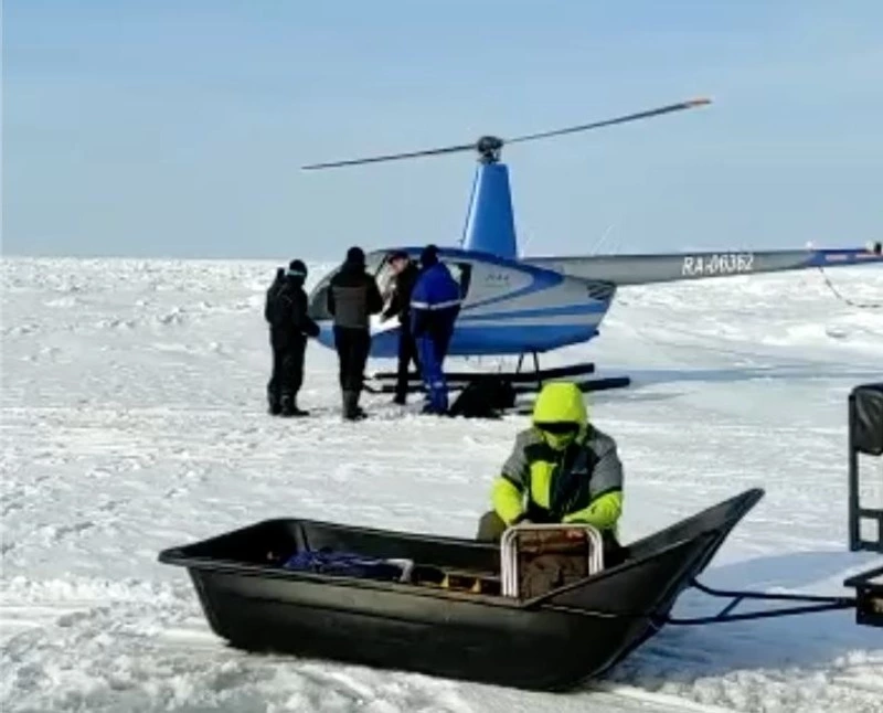 Вертолет Robinson снял с льдины в Лесном троих рыбаков-любителей