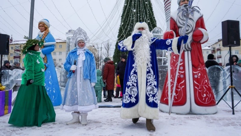 В Корсакове зажгли огни на новогодней елке