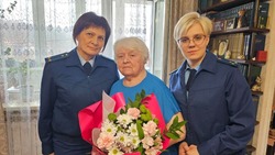 Работники Корсаковской городской прокуратуры поздравили жительницу блокадного Ленинграда