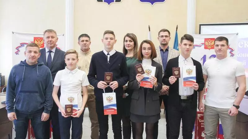 Школьникам в торжественной обстановке вручили паспорта