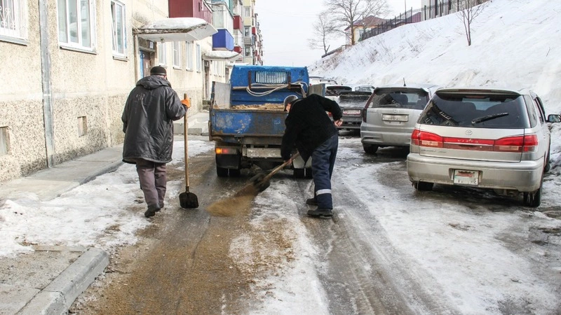 В Корсакове проверяют работу управляющих организаций по борьбе с гололедицей