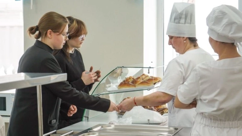Ученицы корсаковской школы превратили школьную столовую в мечту