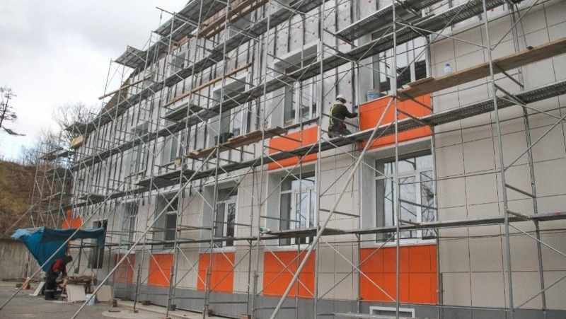 Новые фасады двух детских садов в Корсаковском районе готовы на 80%