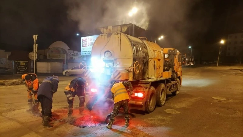 Дорожники отремонтировали ямы на трех улицах Корсакова ночью 22 марта