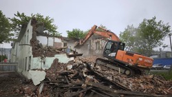 На улице Октябрьской в Корсакове начали сносить аварийные дома