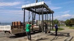 В Корсакове продолжается обновление городских остановок
