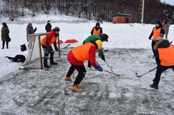Команды двух спортивных отделений сразились на льду