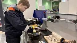 Сахалинские студенты-автомеханики готовят автомобиль УАЗ для участников СВО