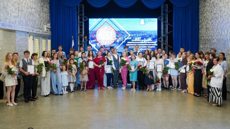 Лучшие выпускники Корсаковского муниципального округа получили заслуженные награды за успехи в учени
