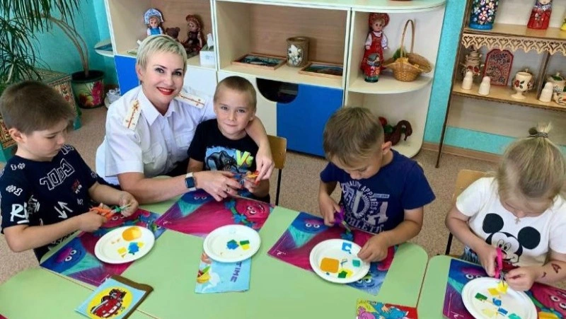 Дошкольники сделали световозвращающие элементы своими руками